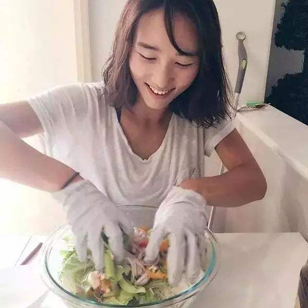 64.8万元，买来女儿的冠姓权